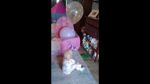 Baby's 1st Birthday Party plays with balloon!!