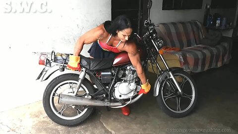 Gil Cunha show her strength and lift a motorcycle!
