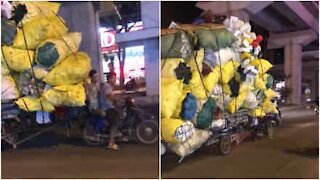 In Vietnam uno scooter può trasportare di tutto e di più...