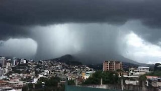 Tromba de água assustadora filmada no Brasil