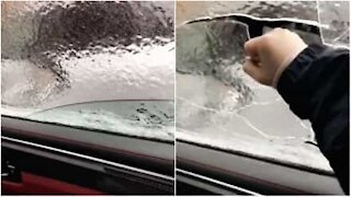 Il finestrino dell'auto... di ghiaccio!
