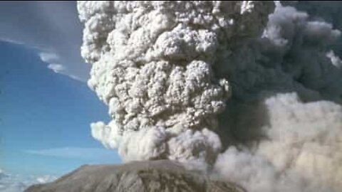 Enormt askmoln reser sig över Sinabungvulkanen i Indonesien