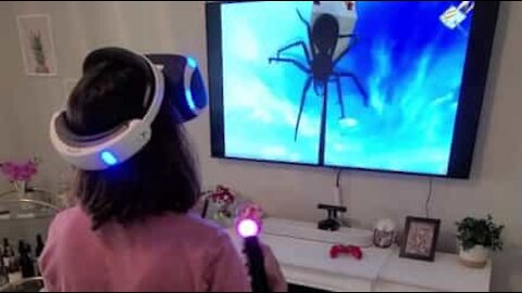 La réalité virtuelle fait paniquer cette femme