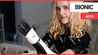 Teenager Who Lost Both Hands as a Child Applies Makeup Using Bionic Arm