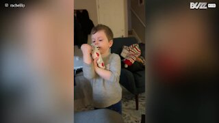 Menino recebe uma batata no Natal e fica feliz!
