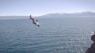 Il défie la mort avec ce plongeon extrême au Lac Tahoe