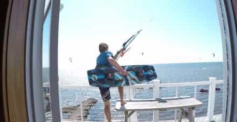 Des acrobaties folles en kitesurf... depuis un balcon!