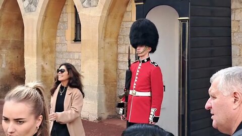 Tourist jumps when she see the kings guards gun up close #windsorcastle