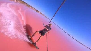 Kitesurfing num lago cor-de-rosa!