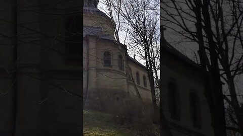 Slavsya auf deutsch an der im orthodoxen Stil errichteten Kapelle Sophienhof bei Preetz