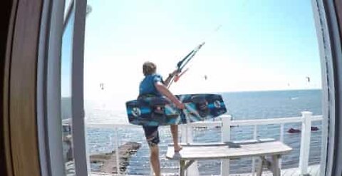 Giovane si lancia dal balcone per fare kitesurf