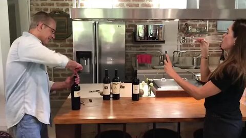 Canal 🍷 Assunto Vinho 🥂🍾 making off sacando rolha velha🎉🎊 Julio Ziegelmann aniversaria hoje🎂