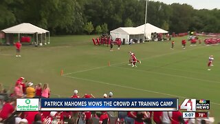 Mahomes wows crowd with throw at training camp