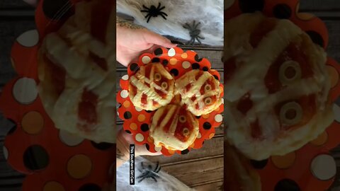 Easy Mummy Halloween Pizzas #shorts