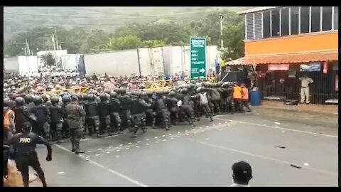 Caravan from Honduras busting through Guatemala Border in route to the USA