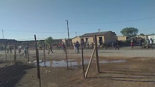 WATCH: Fraserburg residents and police clash over cigarettes, liquor (kSk)