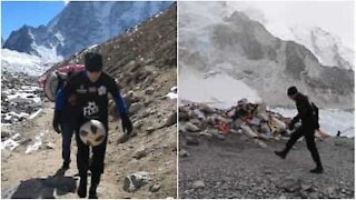 Incredibile: calciatore scala il Monte Everest palleggiando!