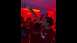 WATCH: Jurgen Klopp, Liverpool players celebrate title with '90s jams (g8Q)