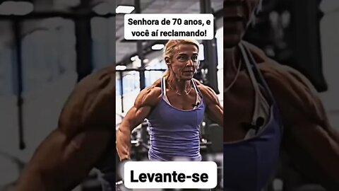 senhora de 70 anos super musculosa