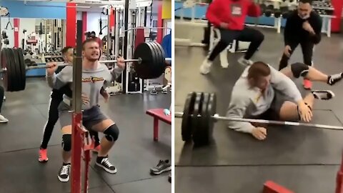 Weightlifter literally passes out during squat attempt