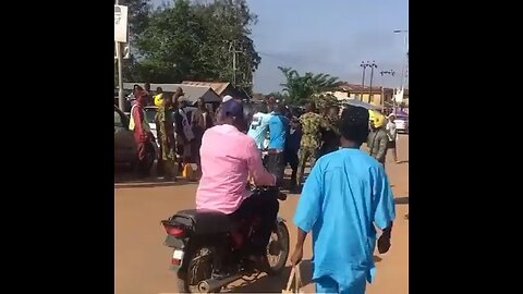 #WATCH as the #Nigeria Policemen, Soldiers Fight In Public Over Traffic Violation In Ekiti