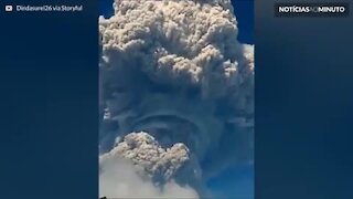 Nuvem de fumaça gigante surge após erupção de vulcão na Indonésia