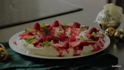 Pavlova with Red Fruits