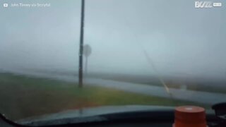 Stormjægere overrasket over en tornado i USA