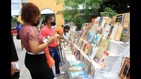 ¡Libros por comida!: La iniciativa de los libreros del Parque Centenario