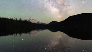 Impressionante timelapse della Via Lattea riflessa sull'acqua