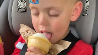 Ce garçon s'endort en mangeant sa glace