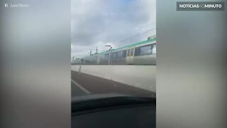Jovem viaja pendurado em trem a 110km/h na Austrália