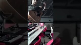 CRAZY FINGERSTYLE GUITAR! MASTER OF PUPPETS - SEE FULL REACTION https://youtu.be/Z5KfXAQAAlE #shorts