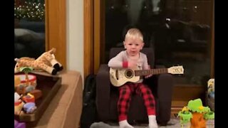 Menino entretém família com performance natalícia
