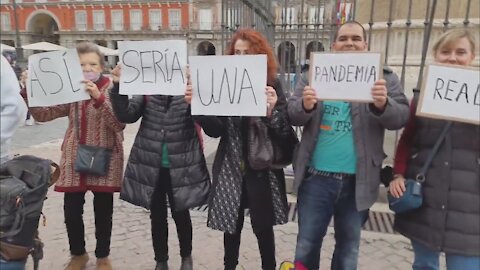 Performance en la Plaza Mayor: Así sería una pandemia real.