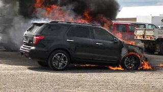 Veículo com problema mecânico pega fogo em estacionamento