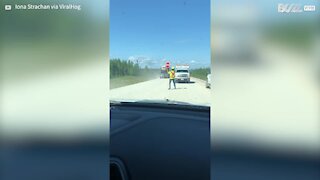 Guy's hilarious "Stop-Go" dance at traffic control delights motorists