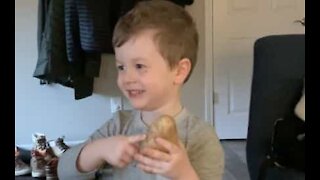 Ce garçon est ravi de recevoir une patate à Noël