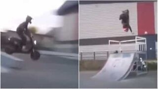 Uma scooter, uma rampa, um falhanço!