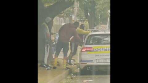 Kempton Park SAPS members seen taking money from men