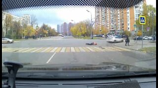 Homem é arrastado por carro em Moscou