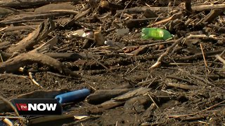 Groups skim surface to help clean up Milwaukee River debris