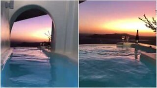 Utsikten över en slående solnedgång från ett hotell i Santorini