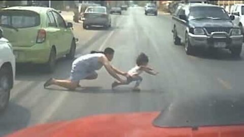 Mère saute sur une route bondée pour sauver sa fille