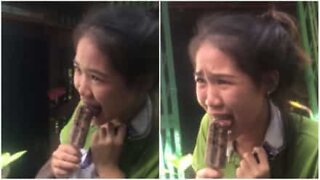 Flicka fastnar med tungan på en isglass och brister ut i gråt