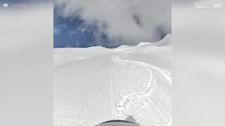 Ce skieur survit à une avalanche !