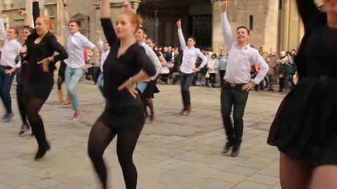 Check Out This Amazing Flash Mob Wedding Proposal In Vienna Square
