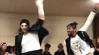 Michael Jackson-efterlignere danser mod hinanden!