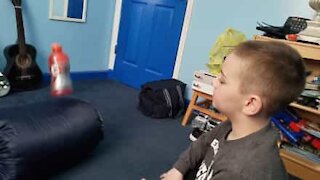 Un jeune trop heureux de réussir le bottle flip challenge