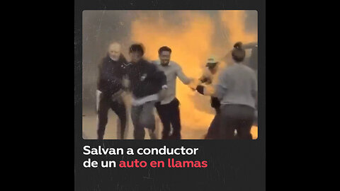 Un grupo de personas salva a un hombre de un coche en llamas